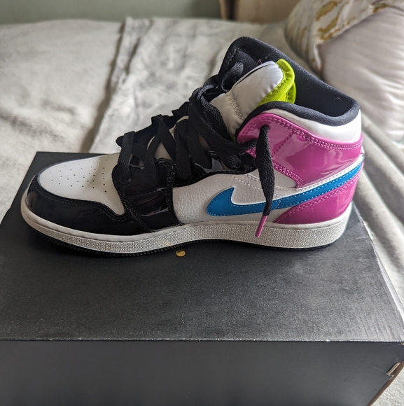 Air Jordan 1 Mid SE Cyber-Active Fuchsia - Picture 2 of 11